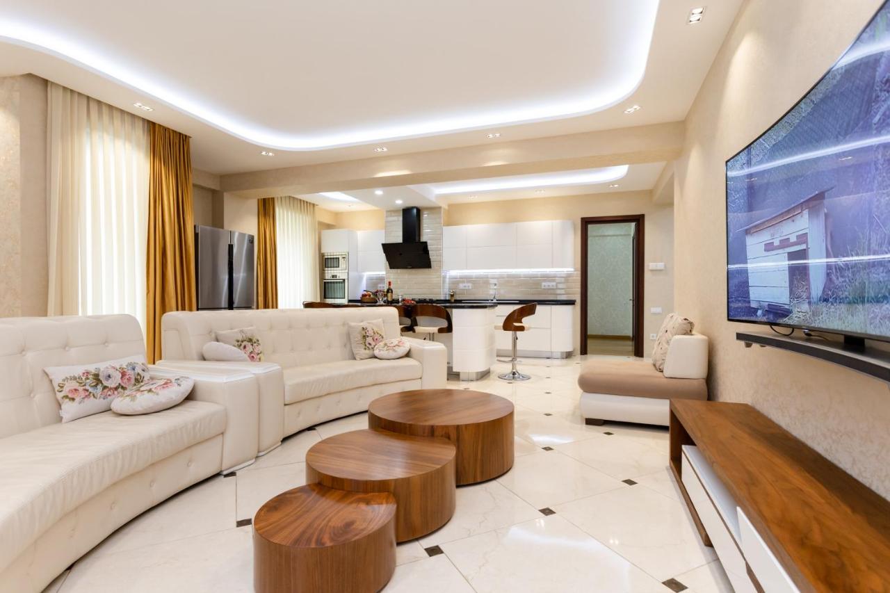 Central Cozy 3Bd-2Bath Apartment تبليسي المظهر الخارجي الصورة