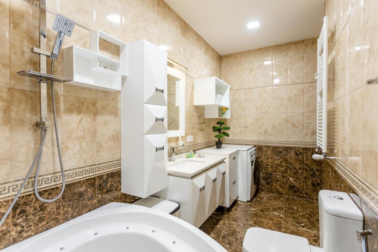 Central Cozy 3Bd-2Bath Apartment تبليسي المظهر الخارجي الصورة